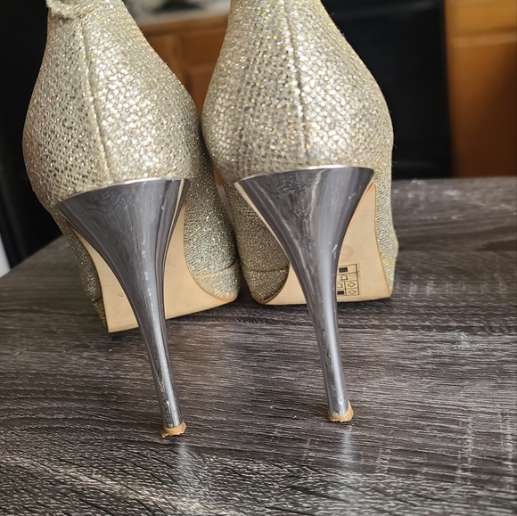 Michael Kors Woman’s Metallic York Glitter Platform peep-toe pump. - Picture 6 of 6
